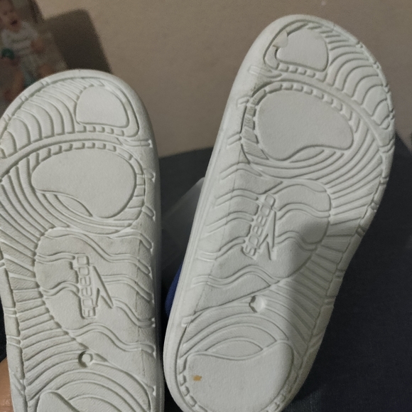 2 pairs of shoes size 7/8 toddler - Picture 6 of 10